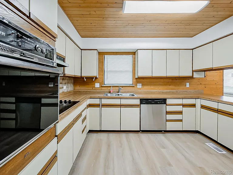7580 Thornwood St — Photo 30