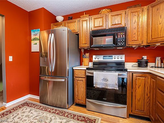 3rd image of 16 Acorn Ln