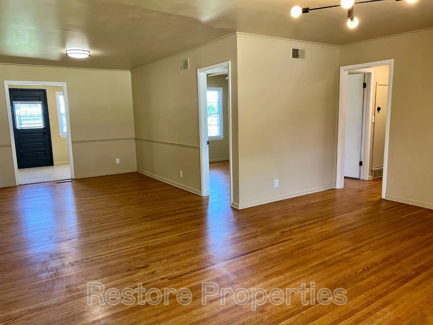 1045 E 53rd Pl — Photo 4