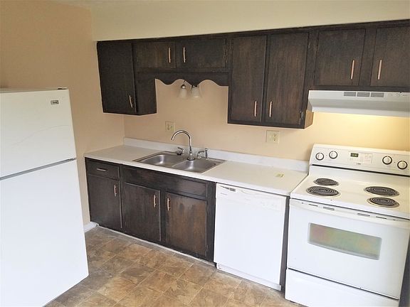3rd image of 611 N Meridian St #8