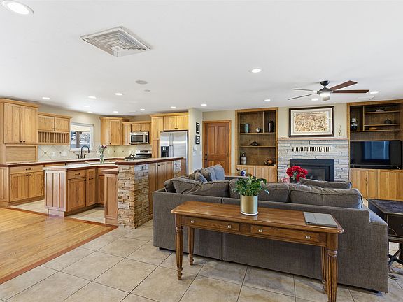 3rd image of 955 Lakeside Ct