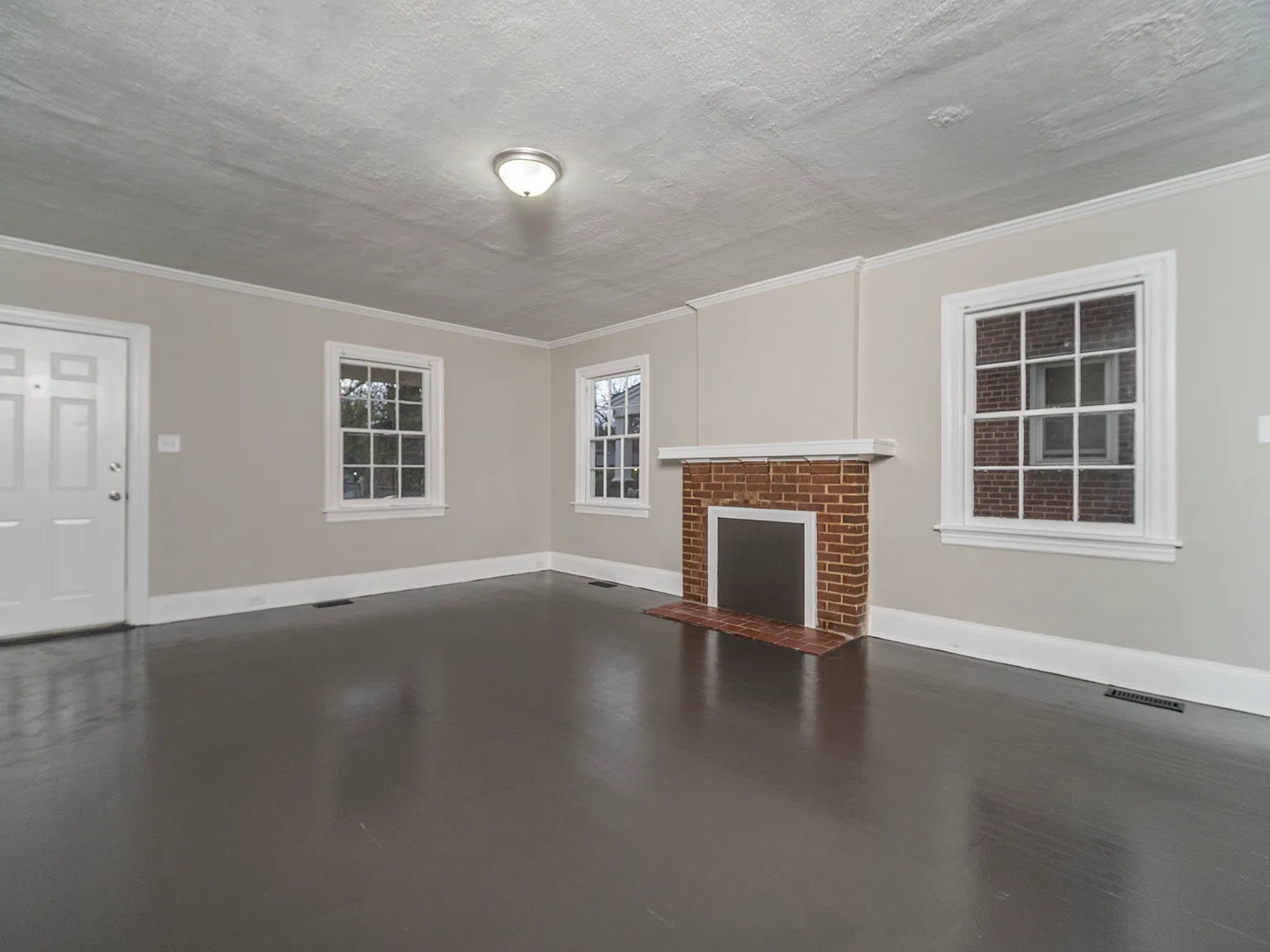 3 bed, 1176 sqft, $2,014 — Photo 3