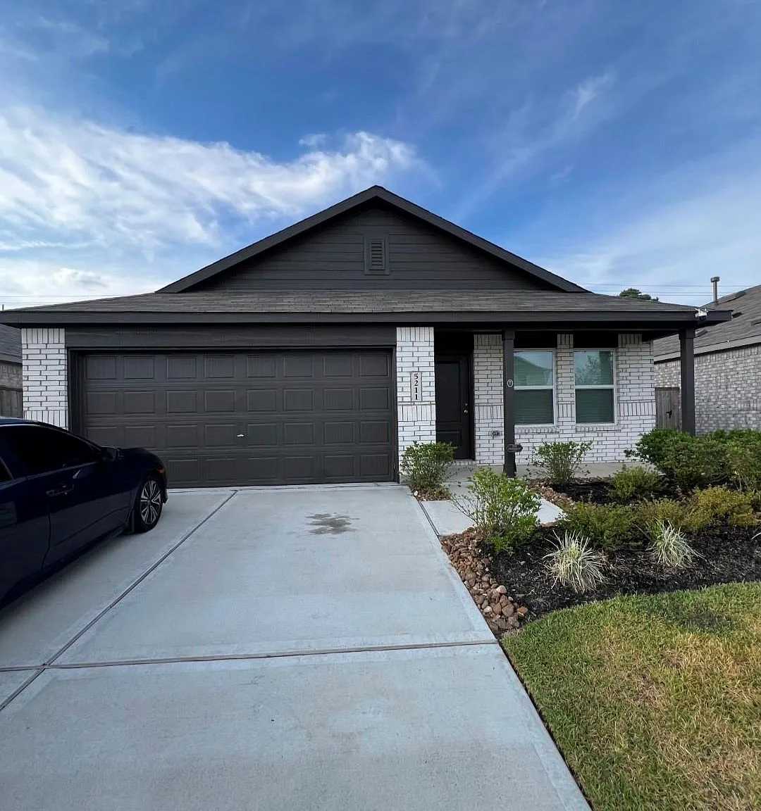 4 bed, 2.0 bath, $2,200 — Photo 1