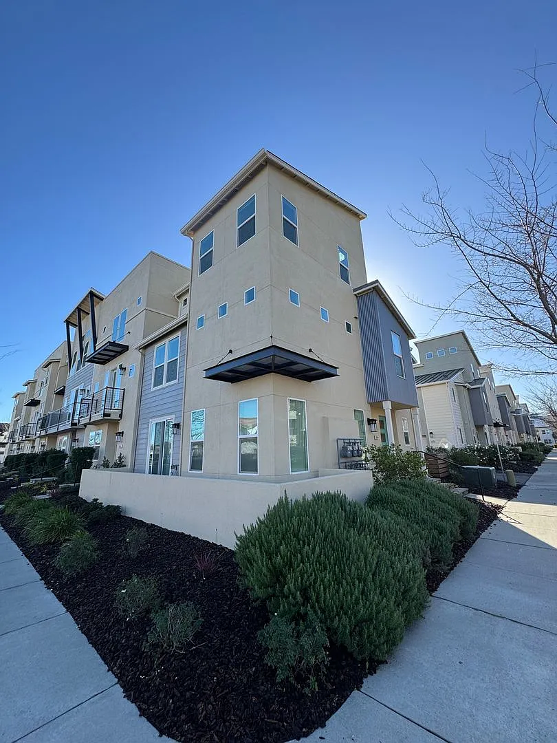 Spacious 4-Bedroom Home in the Cannery — Photo 2