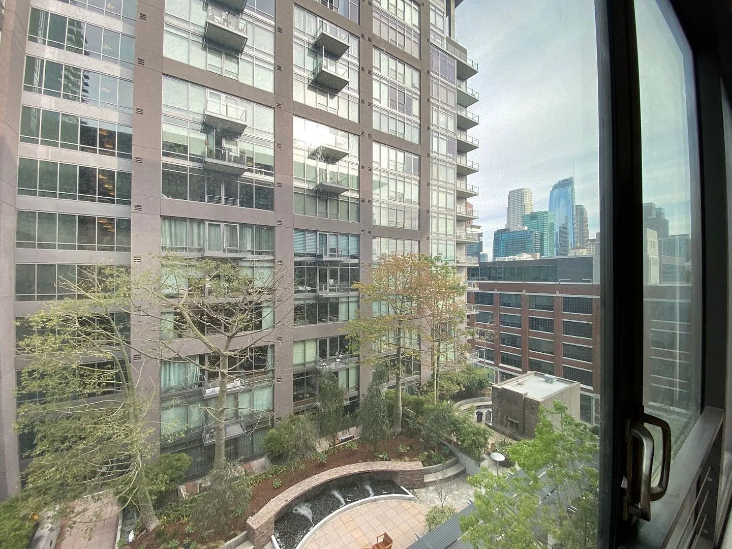 Spacious 1-Bedroom Loft in LEED Gold Elleven South Utilities Included & In-Unit Washer/Dryer ! — Photo 3