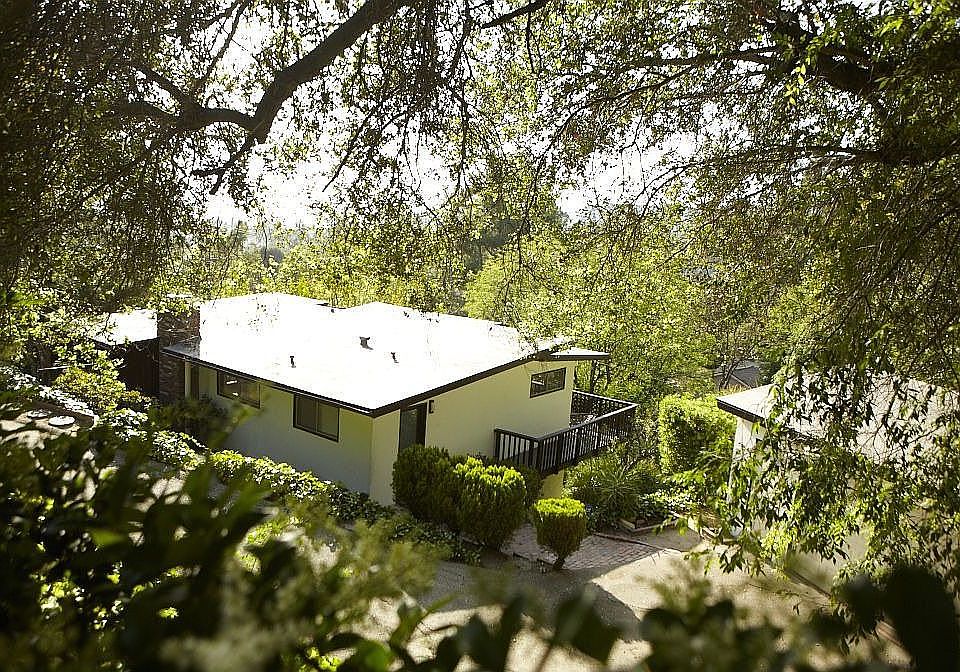 1st image of 355 Elmwood Dr