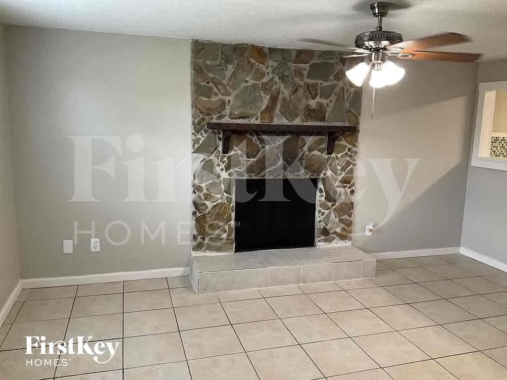 3 bed, 1.5 bath, 1232 sqft, $1,720 — Photo 3