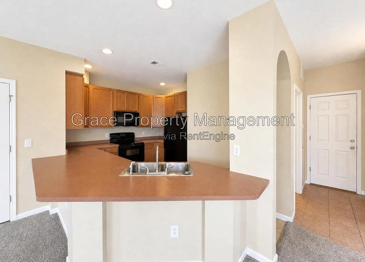 3 bed, 2.5 bath, 1920 sqft, $2,485 — Photo 3