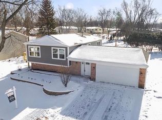 2227 Dalewood Pkwy, Woodridge, IL