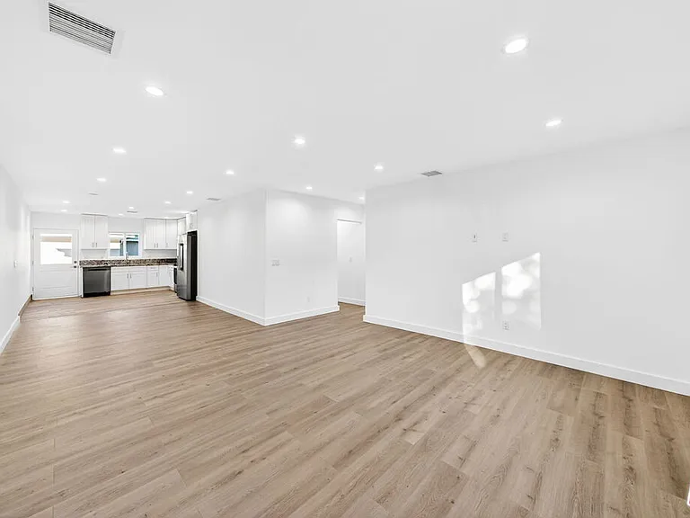 17623 Burbank Blvd — Photo 7