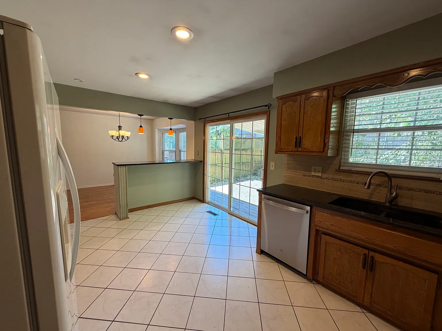 2 bed, 1300 sqft, $1,800 — Photo 4