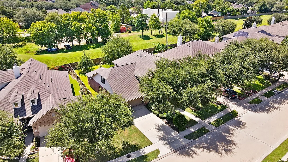 Building Photo - 714 Coggins Point Way