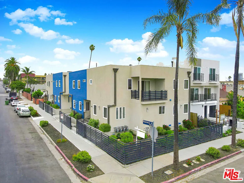 3 bed, 3.0 bath, 1500 sqft, $3,950 — Photo 3