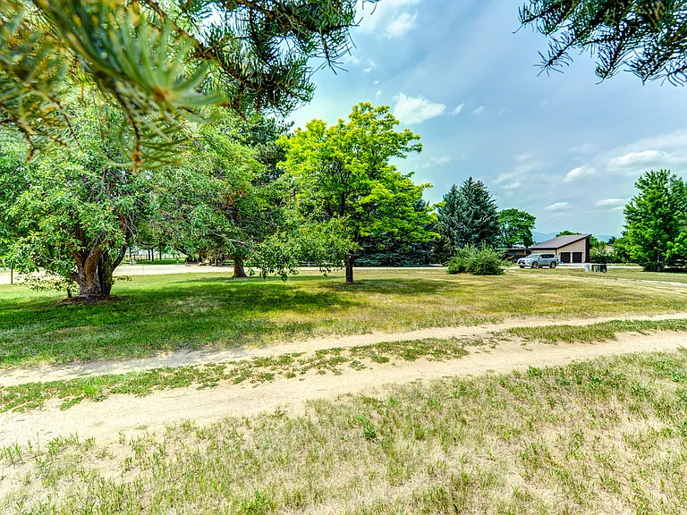 518 Clover Ln — Photo 42
