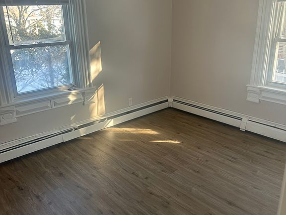 4th image of 411 Laurel Hill Ave #2L