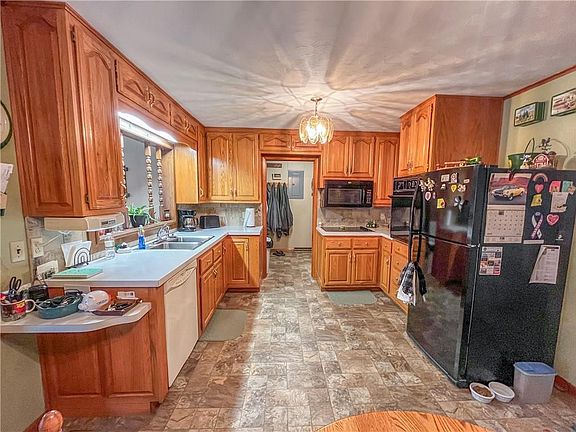 5th image of 805 E 5th St
