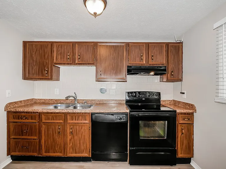 5575 Freedom Ct — Photo 9