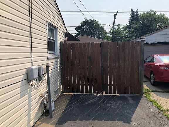 3rd image of 8815 S Komensky Ave