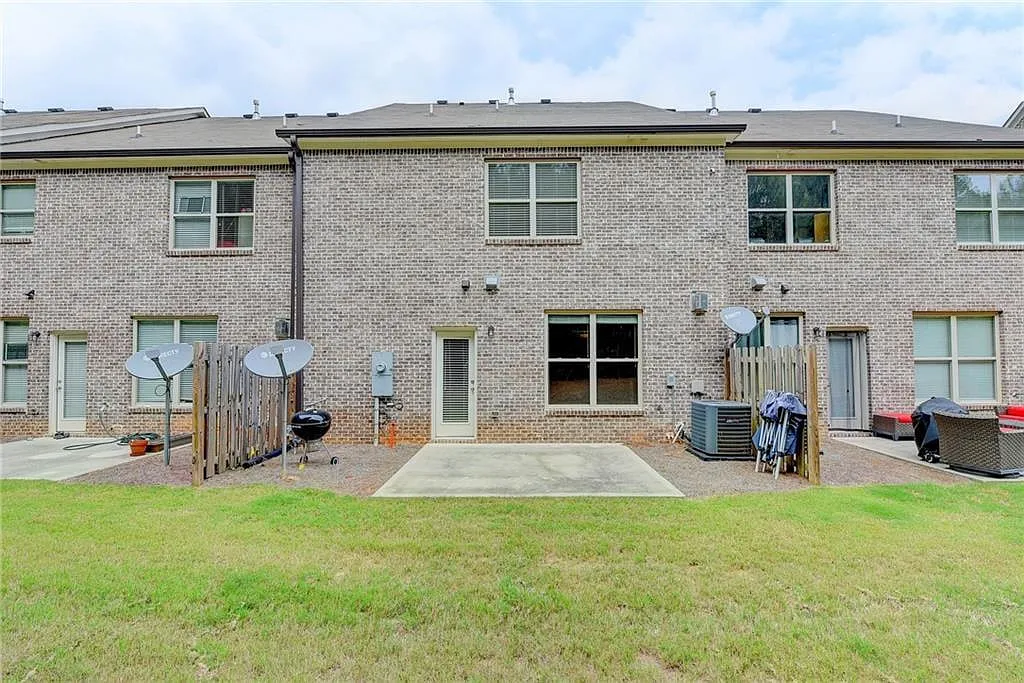 3 bed, 2.5 bath, 2100 sqft, $2,500 — Photo 4