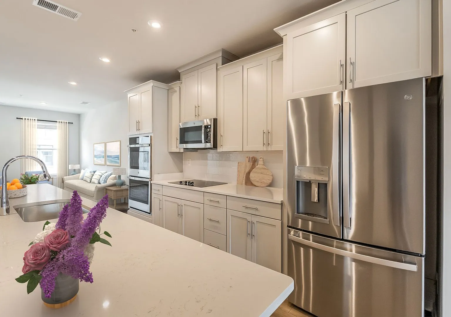 Luxury 3BR/2.5BA Condo w/ Balcony and Rooftop Terrace & Garage Walk to One Loudoun — Photo 2