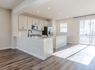 881 Roselyn Dr, Victoria, MN 55386