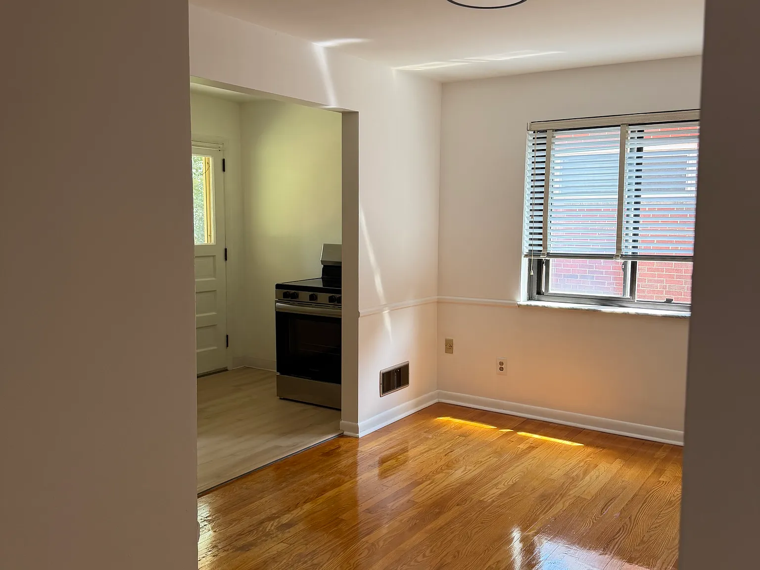 2 bed, 1000 sqft, $1,275 — Photo 2