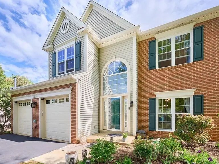 46554 Cedarhurst Dr — Photo 2