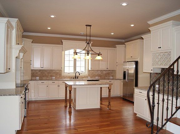 5th image of 307 Windsor Dr N