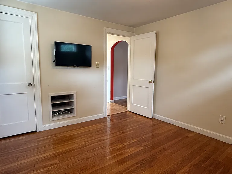 31 Falmouth Rd — Photo 3