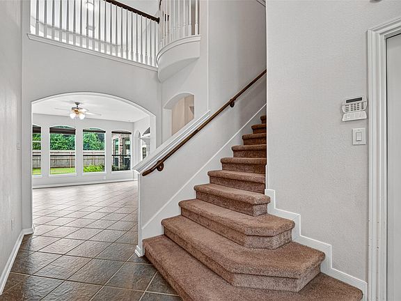 4th image of 806 Dawn Ridge Way