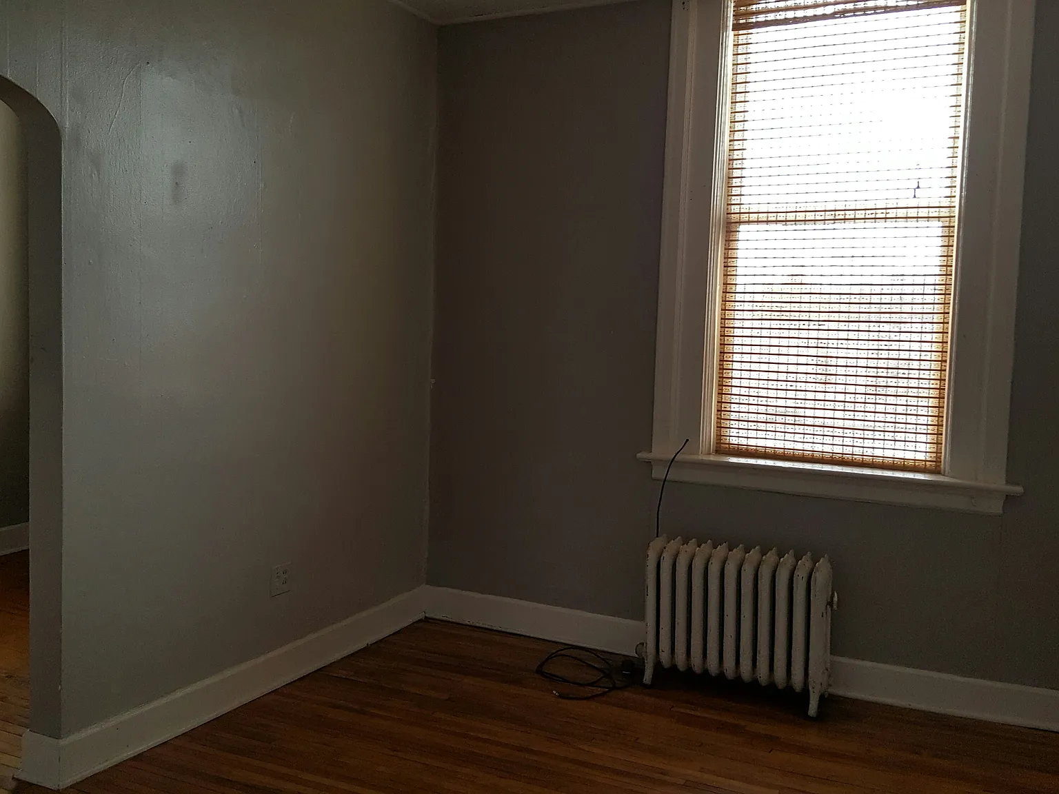 1 Bed and 1 Bath Upstairs Apartment in Downtown. — Photo 2