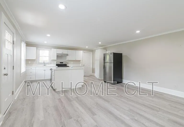 2336 Barry St #A — Photo 5