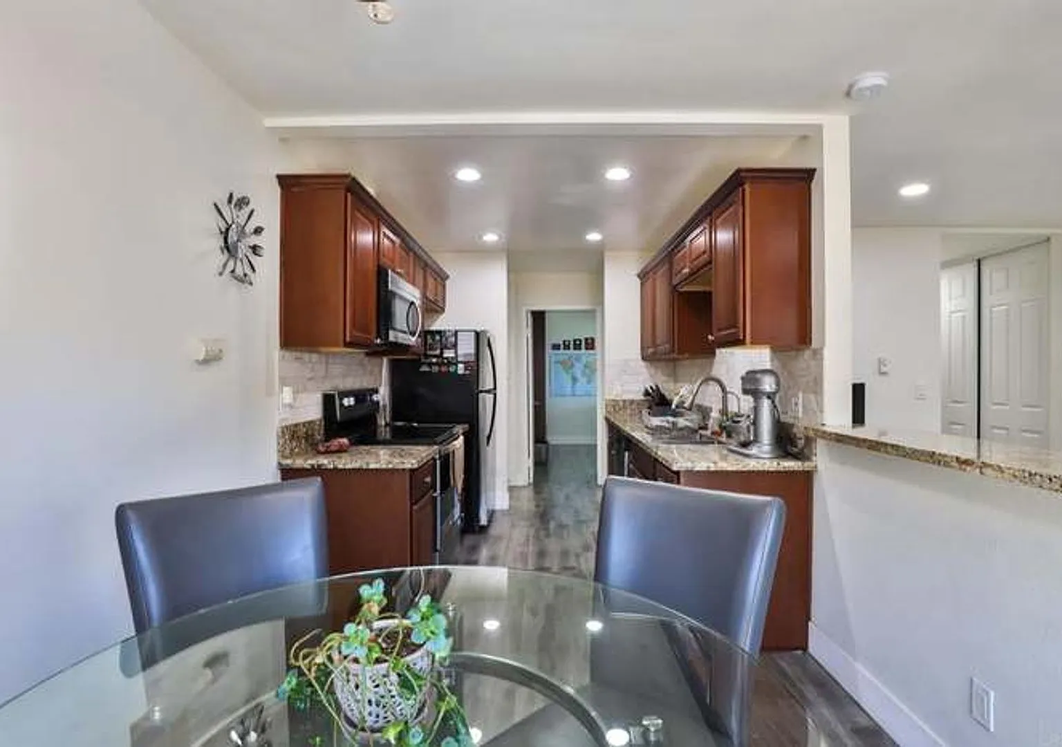 Sunny & Spacious 3BR Condo Minutes from the Beach — Photo 4