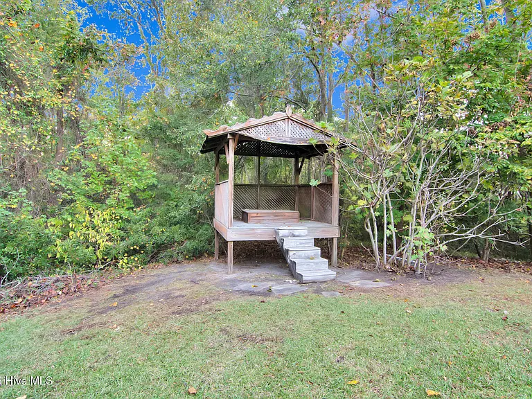 102 Huntington Ct — Photo 34