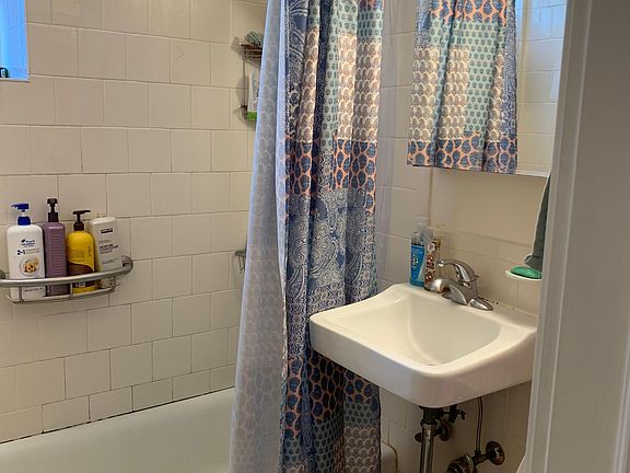 5th image of 140 Harding Ave #1