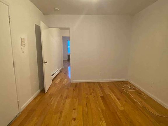5th image of 221 Calyer St APT 3L