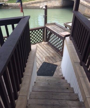 5th image of 821 W Oyster Dr