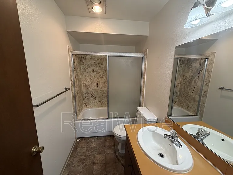 507 NE D St #8 — Photo 12