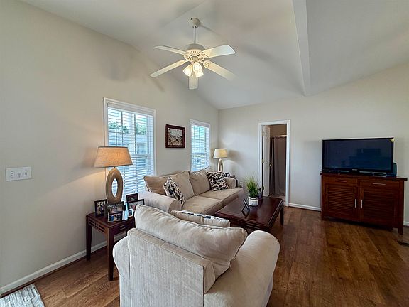3rd image of 1940 Rhea Dr.