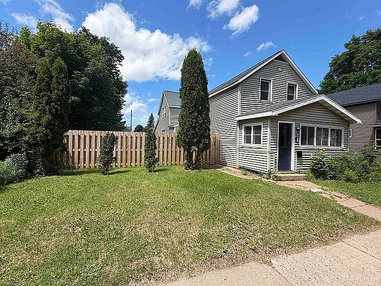 3 bed, 1.5 bath, 1653 sqft, $1,800 — Photo 1