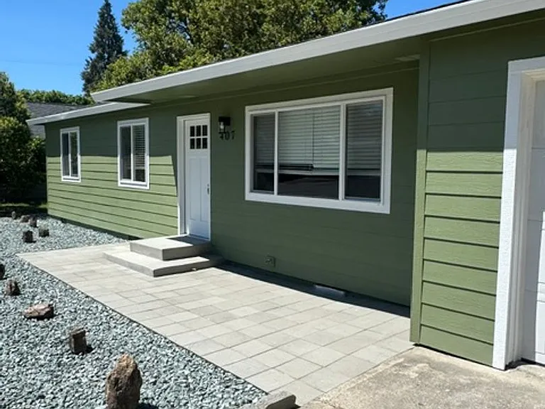 407 Oregon Ter — Photo 2