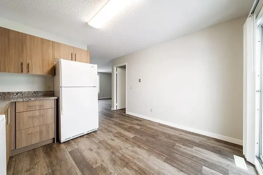 3 bed, 1.5 bath, 1100 sqft, $1,645 — Photo 2