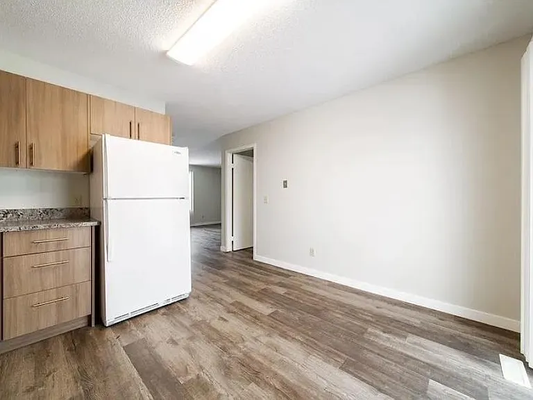 32 Holmes St — Photo 2