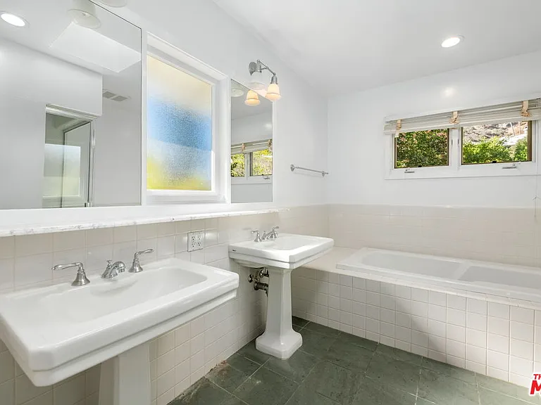 1836 N Doheny Dr — Photo 31