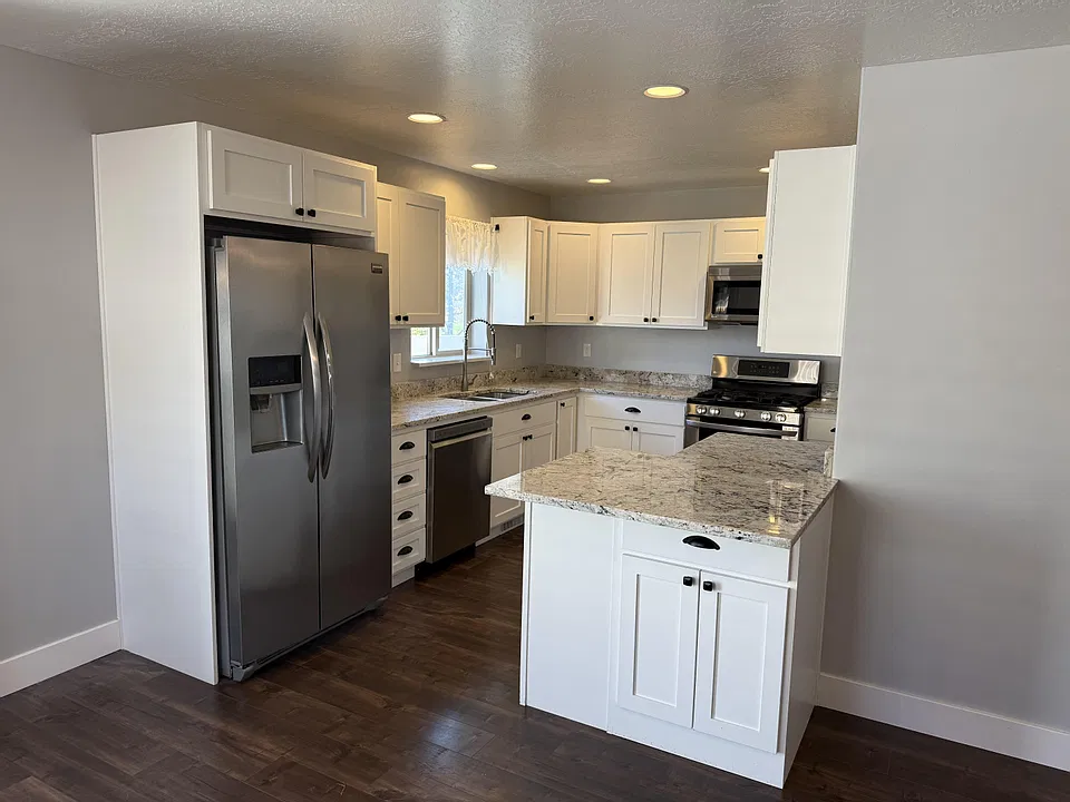 3 bed, 3.5 bath, 2250 sqft, $2,395 — Photo 3
