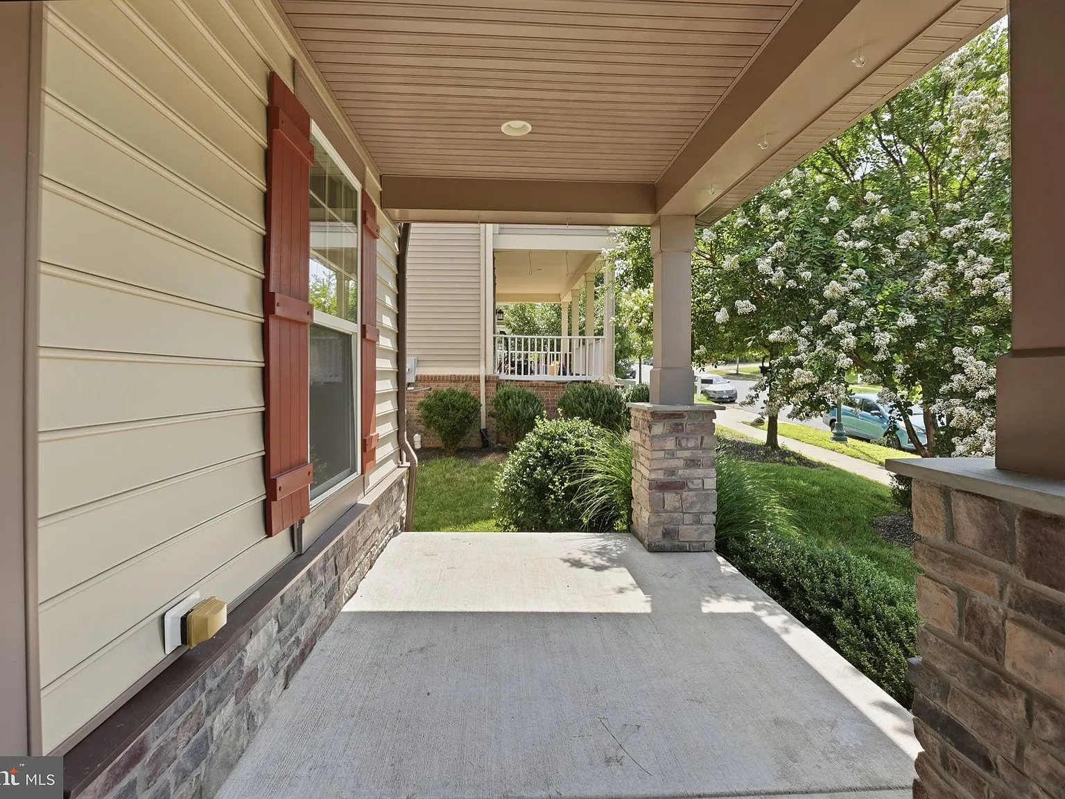 5 bed, 4.5 bath, 4861 sqft, $4,300 — Photo 2