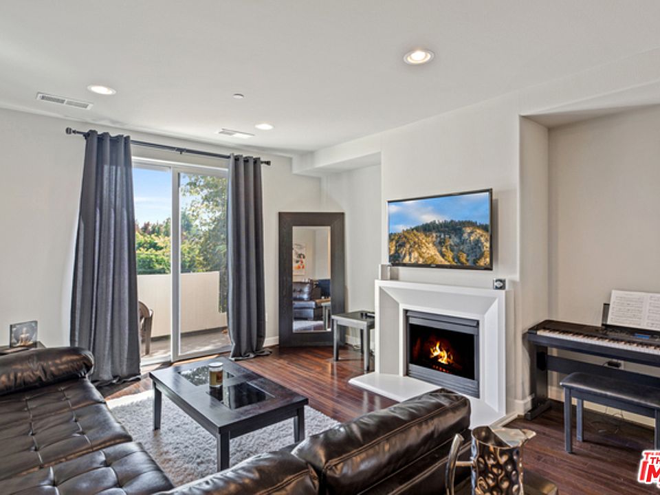 1st image of 10609 Bloomfield St #301