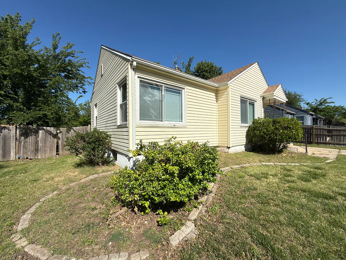 Building Photo - 1015 N Old Manor Rd