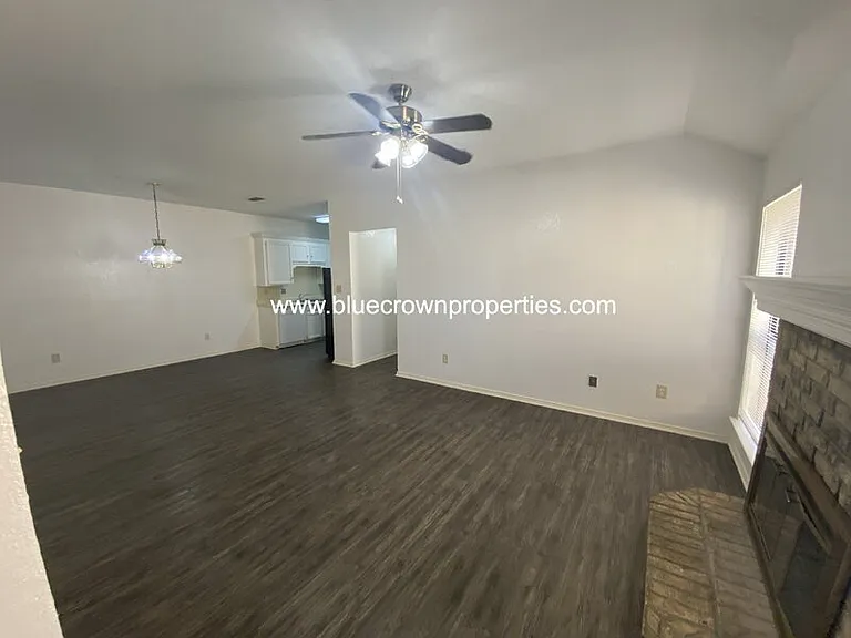 10307 Lone Pine Ln — Photo 2