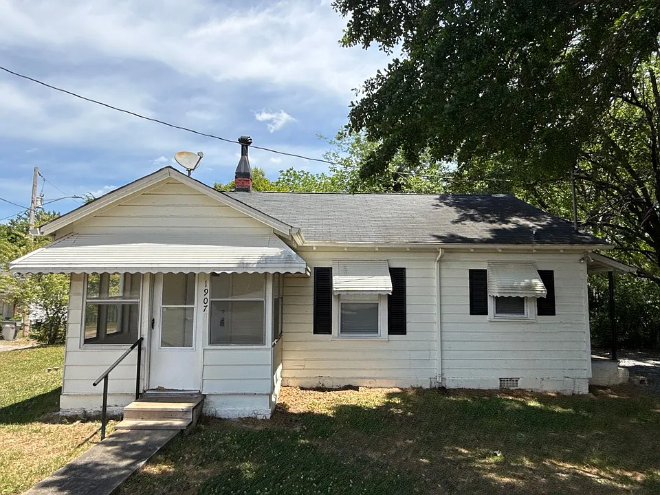 1907 E Elm St